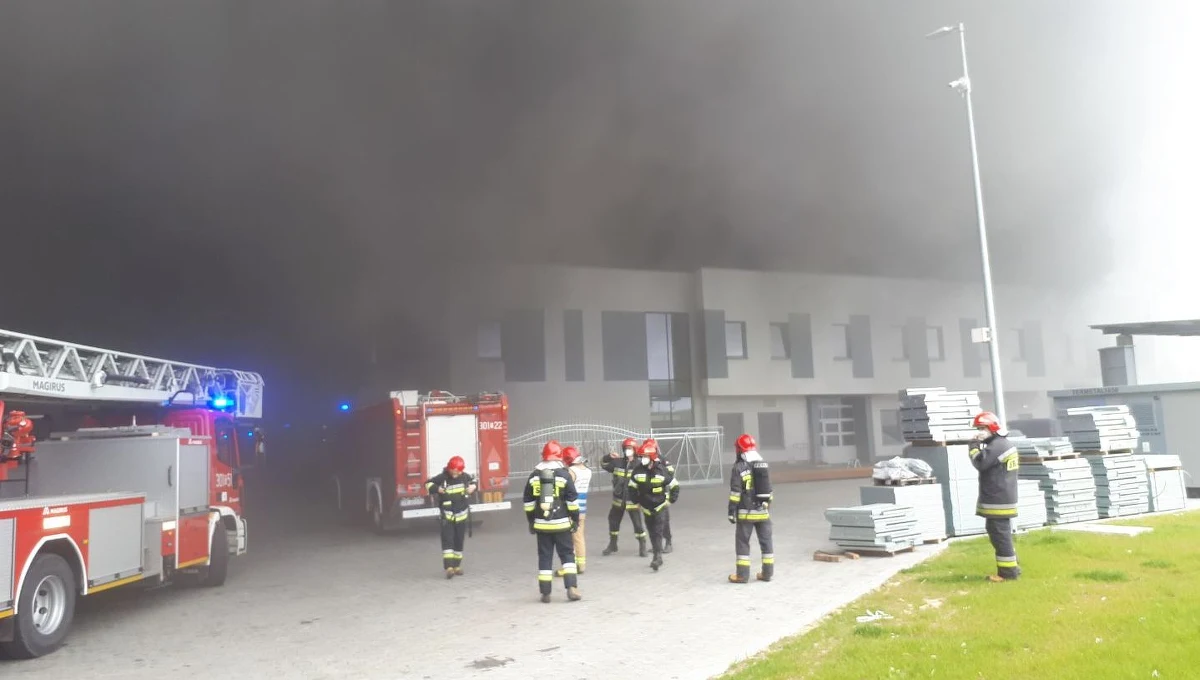 ​Pożar w ocynkowni zakładu przemysłowego w Dębskiej Woli niedaleko Kielc w woj. świętokrzyskim. Doszło do rozszczelnienia zbiornika z płynnym cynkiem - rozgrzany metal podpala gumowe elementy instalacji.