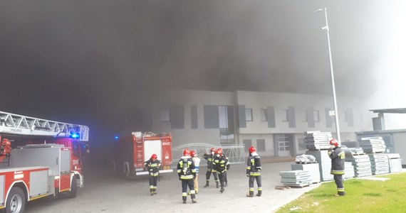 ​Pożar w ocynkowni zakładu przemysłowego w Dębskiej Woli niedaleko Kielc w woj. świętokrzyskim. Doszło do rozszczelnienia zbiornika z płynnym cynkiem - rozgrzany metal podpala gumowe elementy instalacji.