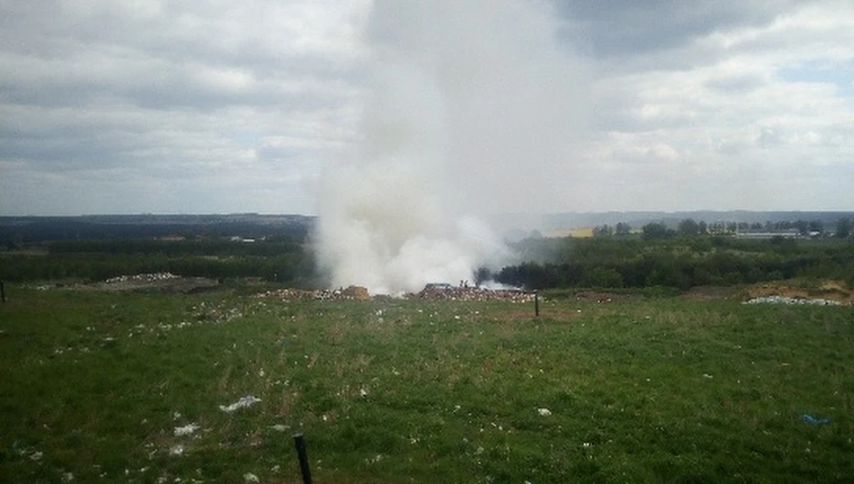 ​Pożar odpadów na terenie Zakładu Unieszkodliwiania Odpadów Komunalnych w Długoszynie niedaleko Sulęcina w Lubuskiem. Strażakom udało się opanować ogień, jednak akcja gaśnicza na składowisku może potrwać do wieczora. Z ogniem na miejscu walczy 12 zastępów strażaków.