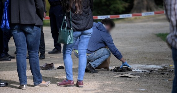 Mężczyzna, który 30 kwietnia podpalił się w warszawskich Łazienkach, tuż przed kancelarią premiera - zmarł - dowiedział się reporter RMF FM. Prokuratura, która wszczęła już śledztwo w sprawie tej tragedii zarządziła sekcję zwłok.