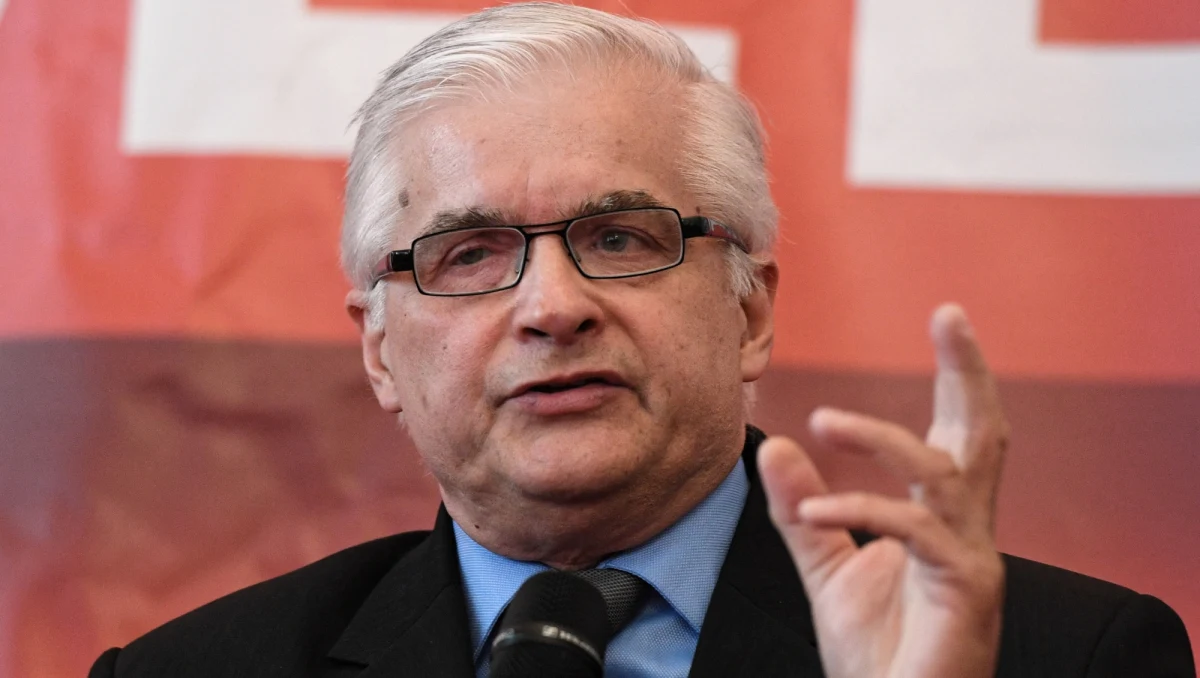 Mój samochód nie miał ważnych badań technicznych, ale nie miało to żadnego w związku z wypadkiem, bo był on w stu procentach sprawny - powiedział w poniedziałek dziennikarzom Włodzimierz Cimoszewicz, pytany o okoliczności sobotniego wypadku z jego udziałem. Były premier potrącił rowerzystkę.