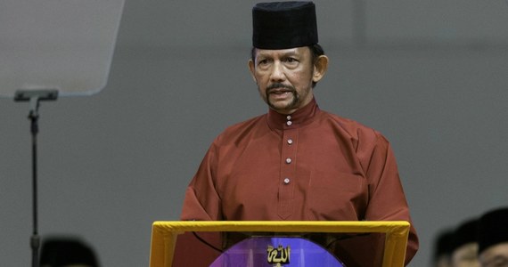 Sułtan Brunei Hassanal Bolkiah ogłosił zawieszenie wykonywania kary śmierci za homoseksualizm - poinformowała w poniedziałek prasa tego kraju. Seks między osobami tej samej płci miał być karany ukamienowaniem zgodnie z szariatem, który od kilku lat wprowadzany jest w Brunei.