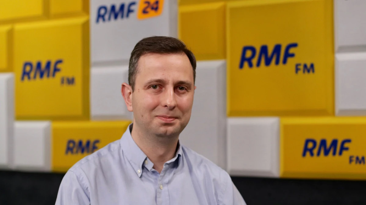 „Bić brawo to ja mogę bawiąc się w ‘kosi kosi łapci’ z córeczką Zosią, a nie komuś, kto niszczy wspólnotę, kto atakuje wspólnotę, do której ja też należę. Czy to się podoba, czy nie podoba wszystkim księżom, ja do tej wspólnoty należę i nie dam się wypchnąć z tej wspólnoty za to, że niektórym z moją partią nie jest po drodze” – powiedział w Porannej rozmowie w RMF FM Władysław Kosiniak-Kamysz pytany o stosunek do antyklerykalnego wystąpienia Leszka Jażdżewskiego. Dopytywany o bicie braw po słowach uderzających w Kościół, powiedział: „To jest bzdura. Jażdżewski zapowiada Tuska i po tych słowach biję brawo. Tak, po tych słowach zapowiedzi Donalda Tuska biję brawo, ale jak konferansjer zapowiada wchodzącego na konwencji Jarosława Kaczyńskiego to bijemy brawo dla konferansjera, czy dla prezesa Kaczyńskiego, który wchodzi na scenę?” – mówił.   