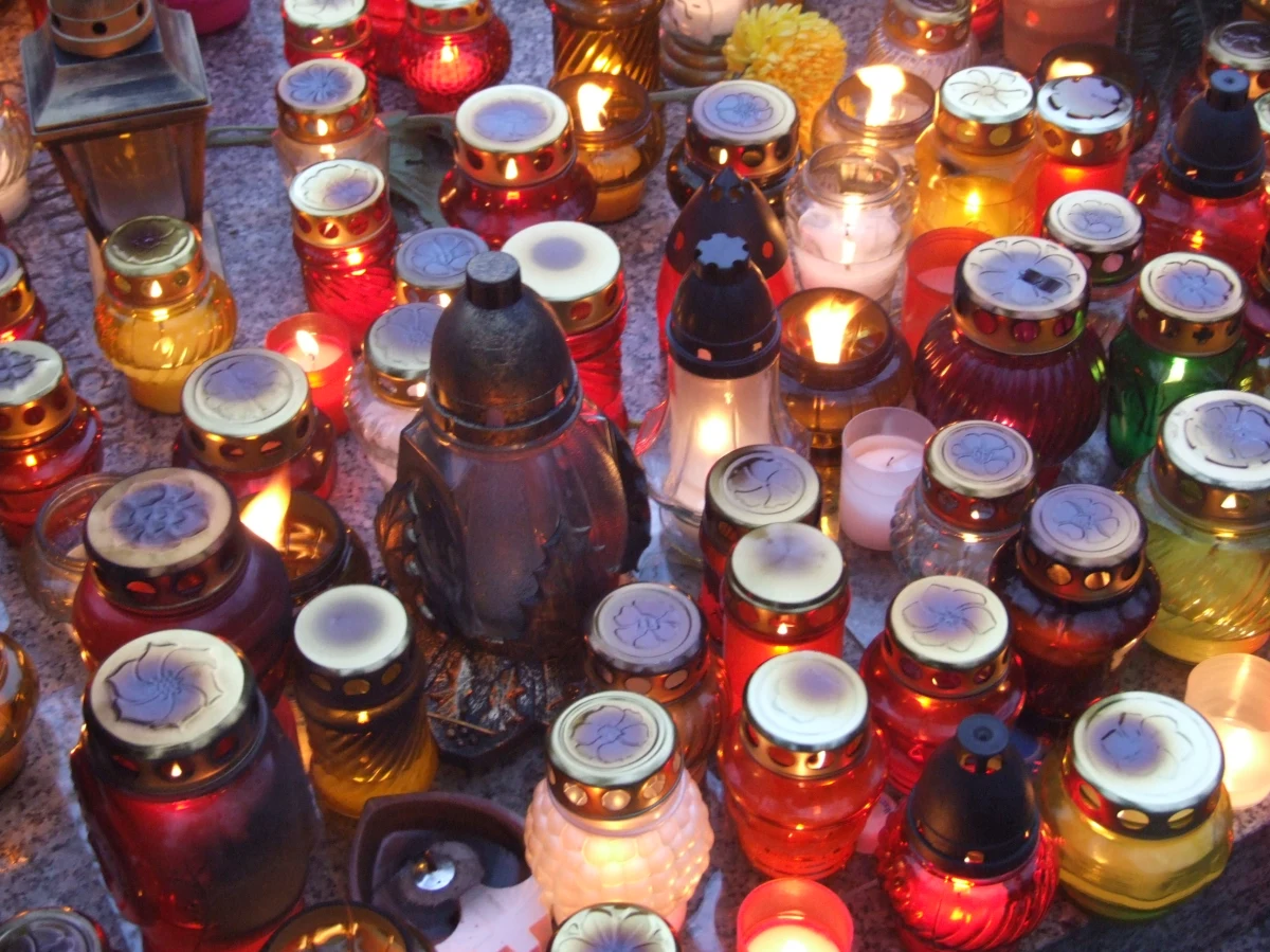 ​Trzeba złagodzić przepisy dotyczące cmentarzy i budowy kolumbariów. W dużych miastach zaczyna brakować miejsc na pochówki - tak przekonuje Związek Miast Polskich i przygotowuje propozycję nowych przepisów. Chodzi przede wszystkim o mniej rygorystyczne zasady budowy kolumbariów, w których składane są urny z prochami.