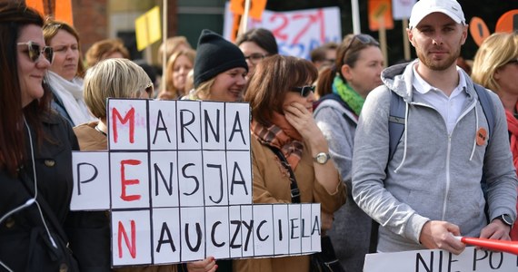 ​Na najbliższej sesji Rady Warszawy - w połowie maja - zostanie podjęta uchwała, która umożliwi wypłatę pieniędzy nauczycielom, którzy prowadzili strajk. Prezydent stolicy Rafał Trzaskowski deklarował już wcześniej, że pieniądze zostaną w szkołach - do dyspozycji dyrektorów.