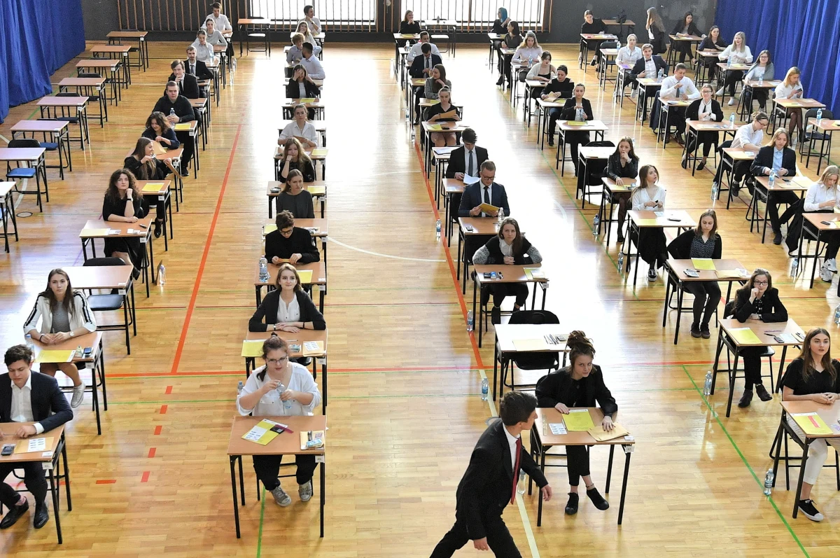 663 szkoły, w których trwają matury, dostały od rana maile z fałszywymi informacjami o podłożeniu bomb. Wczoraj, w pierwszym dniu matur, liczba ta była dwukrotnie niższa, zdecydowano wtedy o ewakuacji około 6 tysięcy osób. Jak nieoficjalnie ustalił dziennikarz RMF FM Krzysztof Zasada, za tym bezprecedensowym atakiem może stać grupa mogąca mieć międzynarodowe powiązania. O jej planach zakłócenia matur policja wiedziała już 2 maja.