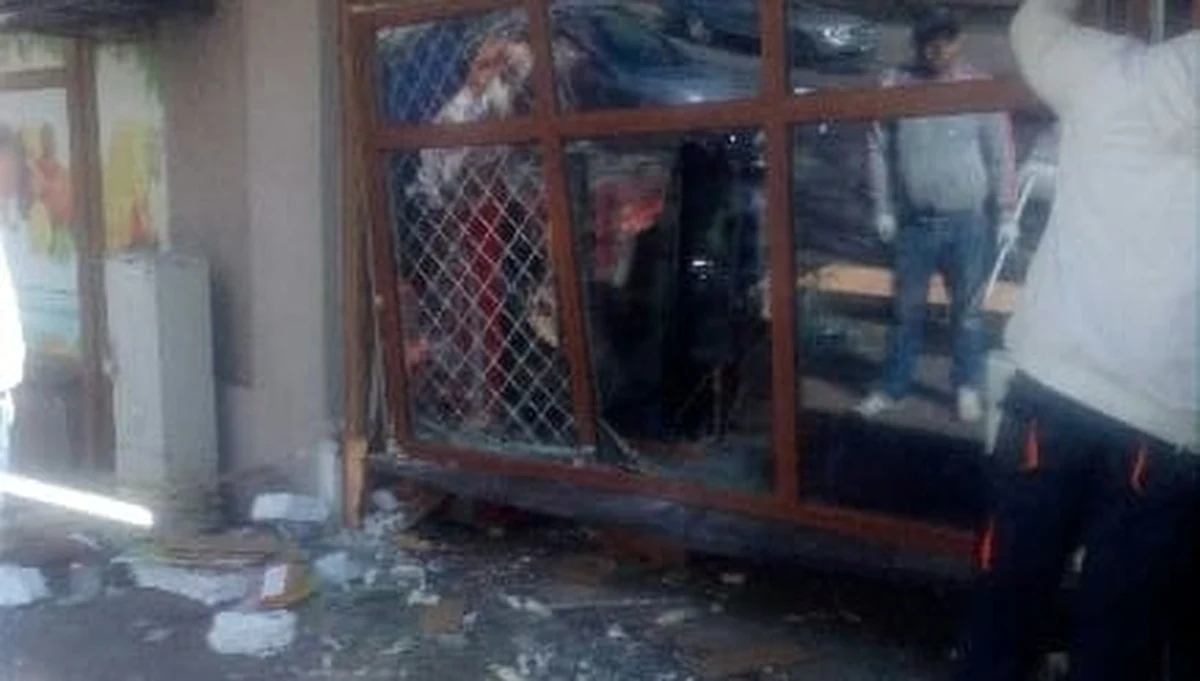 ​Włamanie do sklepu monopolowego w Wałczu w woj. zachodniopomorskim. Jak udało nam się dowiedzieć, kobieta wjechała samochodem w witrynę sklepu i ukradła butelkę wódki.