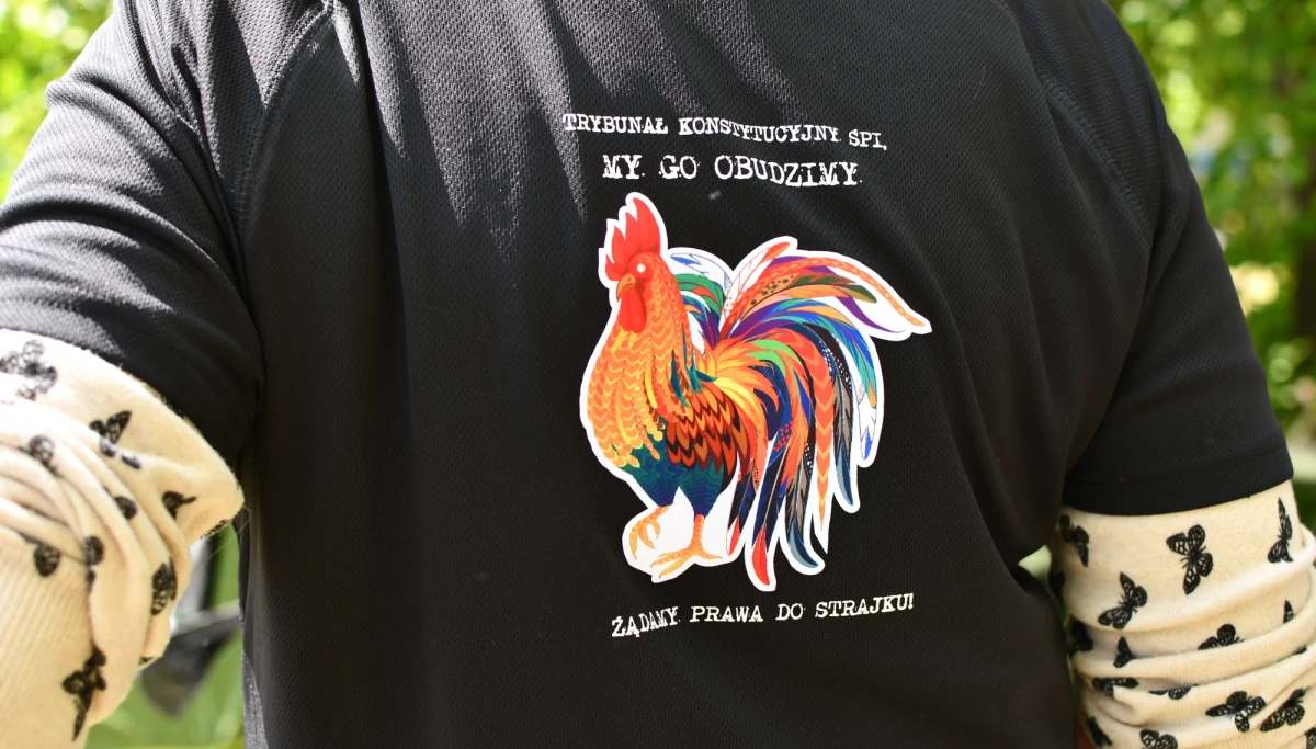 Nowy etap protestu pracowników sadów i prokuratur - przed Ministerstwem Sprawiedliwości w Warszawie stanęło miasteczko namiotowe. Koczujący w nim protestujący chcą w ten sposób zwrócić uwagę na swoje postulaty - żądają między innymi wyższych wynagrodzeń i spotkania z premierem. Jak zapowiadają - zostaną w miasteczku do skutku. 