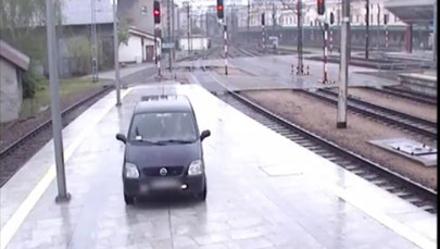 Pijany kierowca wjechał na peron dworca w Krakowie