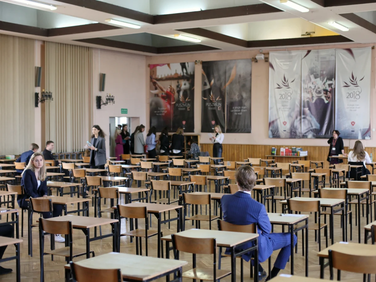 Gigantyczna akcja policji w całym kraju w związku z alarmami bombowymi w szkołach, w których odbywają się matury. Jak ustalili reporterzy RMF FM - placówki, w których trwają egzaminy mają być przez całą noc pilnowane przez służby. 