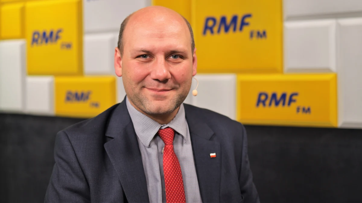 Zespół parlamentarny posła Mularczyka finalizuje swoje prace, potem będziemy podejmować decyzje – tak wiceminister spraw zagranicznych Szymon Szynkowski vel Sęk odpowiada na pytanie o reparacje wojenne. „Rozmawiamy z niemieckimi partnerami, że mamy moralne prawo do takiej rozmowy. Polska otrzymała ok. 1 proc. wszystkich odszkodowań wypłaconych różnym krajom po II wojnie światowej. To jest bardzo mało, biorąc pod uwagę, że była największą ofiarą, poniosła najwięcej strat. Nasze prawo do takiej dyskusji jest uzasadnione” – przekonywał gość Popołudniowej rozmowy w RMF FM. Dodał, że „niemieccy partnerzy to rozumieją”.    