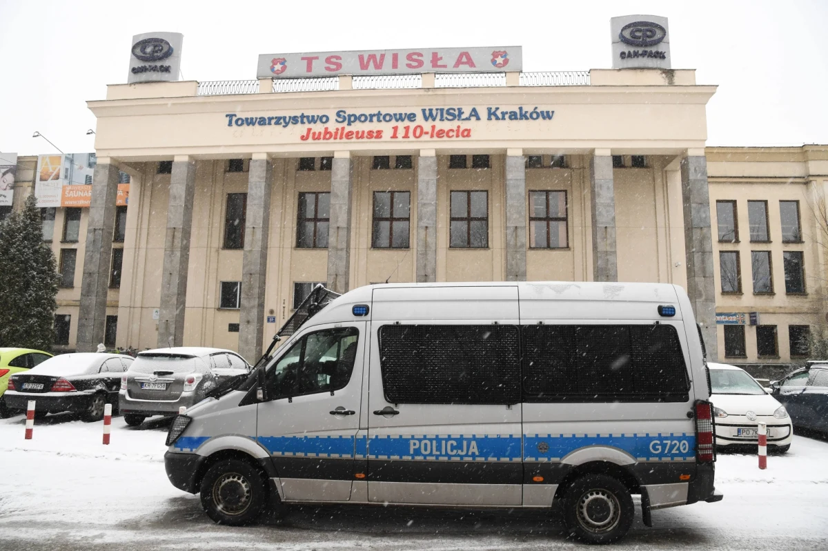 Kiedy we wtorek 8 stycznia 2019 roku kilkudziesięciu policjantów zaczęło przeszukania 15 miejsc związanych z Wisłą Kraków i jej sympatykami, wydawało się, że śledztwo związane z działalnością zarządu kierowanego przez byłą już prezes Marzenę Sarapatę nabierze w końcu tempa. Jednak po prawie pięciu miesiącach od spektakularnych działań sprawa gwałtowanie wyhamowała. Czy ktoś zaciągnął hamulec? Czy powodem tego spowolnienia jest prokurator Jacek Skała, znajomy ministra Zbigniewa Ziobry? Jak ustalili reporterzy RMF FM, to jego nazwisko pojawia się w materiałach zabezpieczonych przez prowadzących sprawę śledczych.   