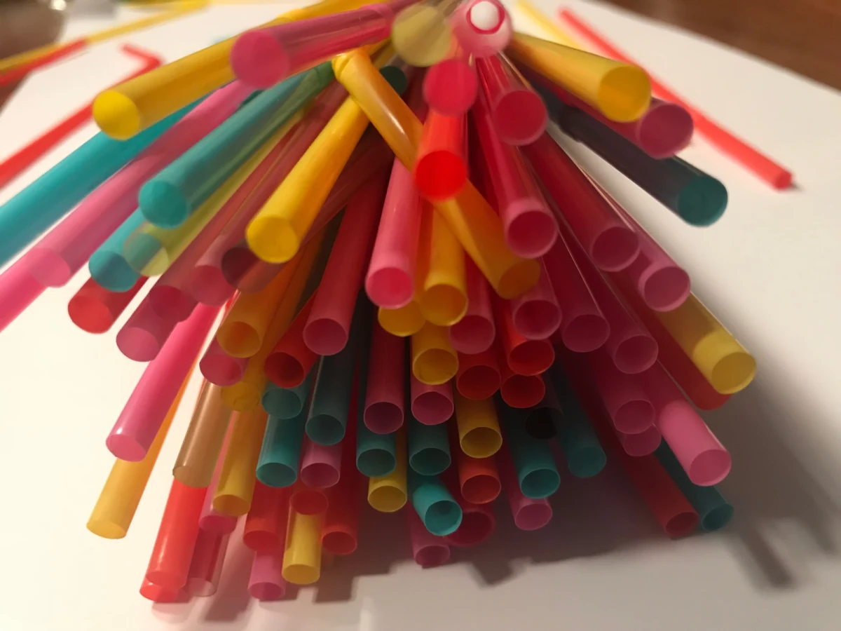 Każdego roku do mórz i oceanów trafia około 8 mln ton plastiku. Według szacunków ONZ, w 2050 roku odpadów będzie tam więcej niż ryb. Z pewnością widzieliście wielokrotnie zdjęcia oceanów przypominające "wysypiska śmieci". Może więc warto sprawdzić, ile sam w ciągu roku produkujesz plastikowych odpadów?