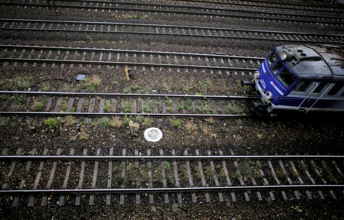 Wakacyjny rozkład jazdy pociągów idzie do kosza - i to równo miesiąc przed planowanym wejściem w życie. PKP Polski Linie Kolejowe przyznają, że nie zdążą na czas z remontami, więc muszą odwołać rozkład jazdy przesłany już do przewoźników. Proszą ich również o wstrzymanie sprzedaży biletów na podróże po 9 czerwca.