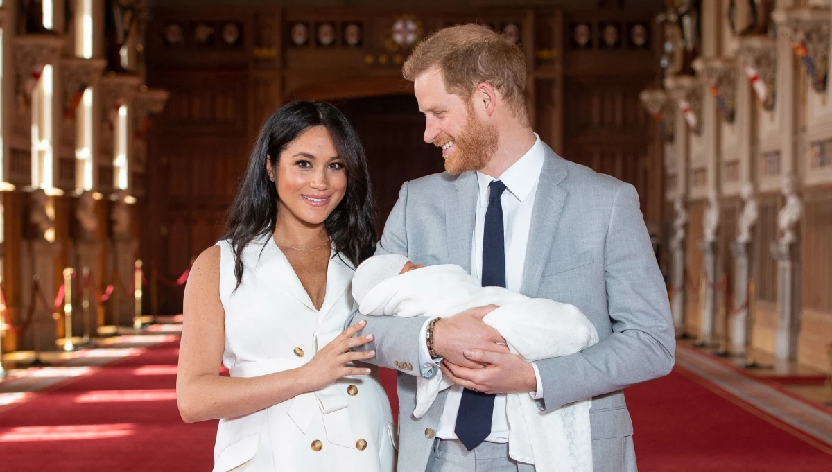 Książę Harry i księżna Meghan pokazali światu swojego syna! Chłopiec, który jest siódmy w kolejce do brytyjskiego tronu, przyszedł na świat w poniedziałek 6 maja wczesnym rankiem, ważył 3,2 kg. Na razie nie ujawniono, jakie imię otrzyma.