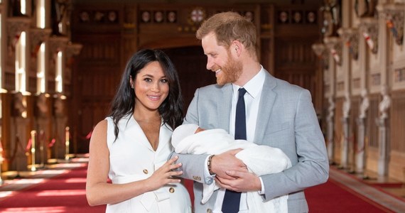 Książę Harry i księżna Meghan pokazali światu swojego syna! Chłopiec, który jest siódmy w kolejce do brytyjskiego tronu, przyszedł na świat w poniedziałek 6 maja wczesnym rankiem, ważył 3,2 kg. Na razie nie ujawniono, jakie imię otrzyma.