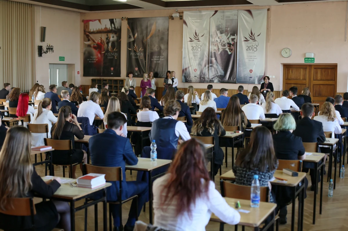 Matura 2019. Język angielski na poziomie podstawowym - to z tym przedmiotem w środę na maturze mierzyli się abiturienci. Egzamin składał się z trzech części i trwał 120 minut. Poniżej publikujemy arkusz CKE z angielskiego - poziom podstawowy wraz z pierwszymi proponowanymi rozwiązaniami przygotowanymi przez ekspertów portalu Interia.pl.