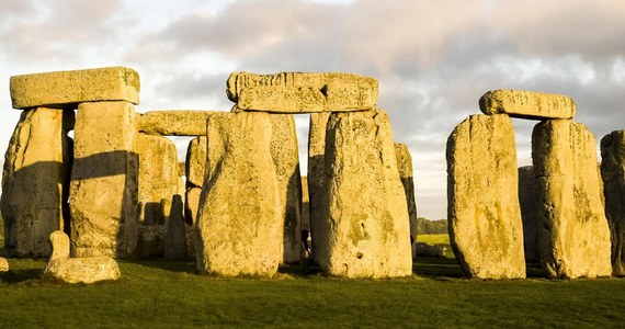 ​Kawałek Stonehenge wraca na miejsce po ponad 60 latach. Został usunięty z neolitycznego kręgu podczas prac konserwatorskich przerodzonych w 1958 roku. To niewielki kawałek skały, który zezwoli uczonym na przeprowadzenie ważnych badań.