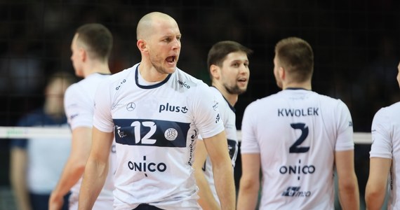 Bartosz Kurek wraca do zdrowia szybciej niż przewidywali lekarze! Atakujący Onico Warszawa i czołowy gracz siatkarskiej reprezentacji Polski przeszedł przed świętami operację kręgosłupa. Kurek przyznał, że wybiera się do Spały na pierwsze zgrupowanie przed Ligą Narodów. „To ukłon ze strony trenera” – przyznaje siatkarz, który ze względu na kontuzję, nie został powołany na mecze tych rozgrywek. Kiedy zatem najlepszy zawodnik ubiegłorocznych mistrzostw świata ponownie założy biało-czerwoną koszulkę? Czy pozostanie w Onico Warszawa? Co zrobi z niewyjaśnioną sytuacją upadłej Stoczni Szczecin? O tym wszystkim opowiedział podczas dzisiejszego spotkania z dziennikarzami.