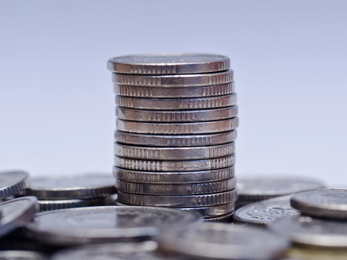 Samorządy mogą słono zapłacić za realizację przedwyborczych obietnic Prawa i Sprawiedliwości: tzw. piątki Kaczyńskiego. Chodzi przede wszystkim o pomysły likwidacji PIT-u dla młodych, obniżenia PIT-u pracowniczego i zwiększenia kwoty wolnej od podatku. Lokalne władze czerpią z tych danin stałe wpływy: jeśli więc te się zmniejszą, samorządom może brakować pieniędzy. O tych alarmujących prognozach Unia Metropolii Polskich będzie chciała rozmawiać z premierem Mateuszem Morawieckim.