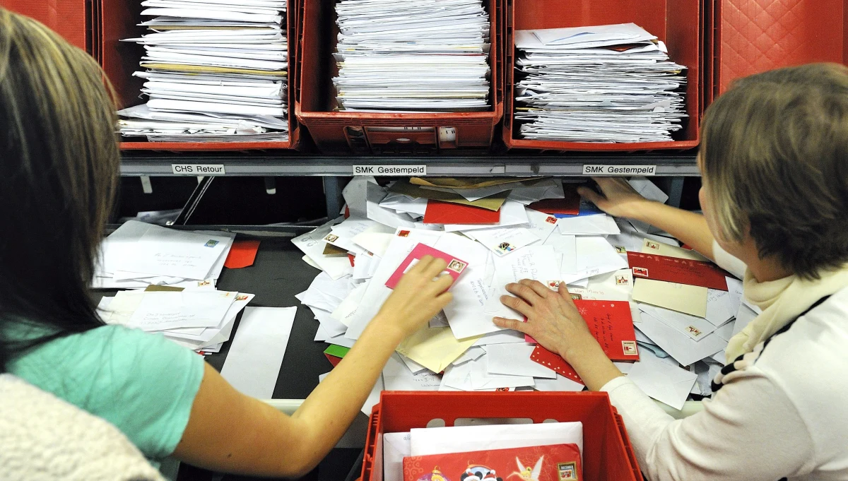 Holenderska poczta (PostNL) musi wypłacić zaległe wynagrodzenia polskim pracownikom pracującym w sortowniach paczek w Enschede. To kolejna wygrana Polaków przed holenderskim sądem w sprawie o nierówne wynagrodzenia. Wcześniej informowaliśmy o podobnej wygranej w Gaudzie.