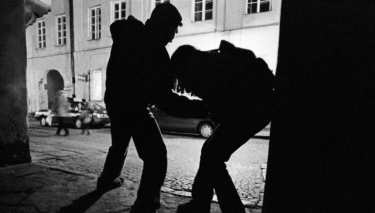 ​Napad na właściciela kantoru w Olkuszu. Policja poszukuje sprawców, którzy pobili mężczyznę i ukradli mu walizkę z pieniędzmi.