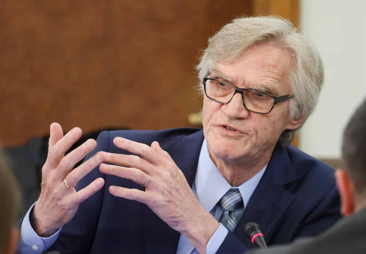 Podkomisja smoleńska chce wziąć udział w badaniu wraku prezydenckiego tupolewa, ale nie na warunkach, które do tej pory proponowali Rosjanie. "Mamy swoich ekspertów" - mówi RMF FM członek podkomisji doktor Kazimierz Nowaczyk.