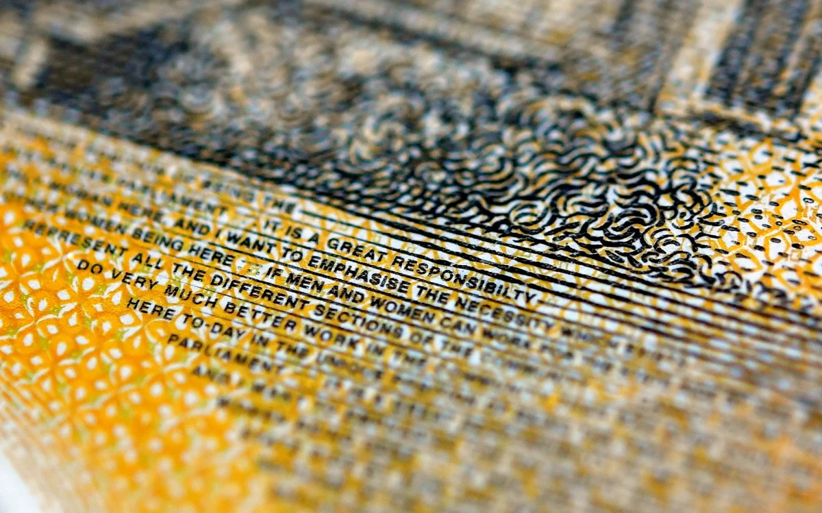 Australijski bank centralny przyznał się do błędu popełnionego na 46 mln banknotów. W mediach społecznościowych australijskie radio Triple M poinformowało, że na banknotach jest literówka.