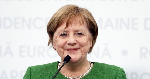 Szczyty Unii Europejskiej powinny odbywać się regularnie co dwa miesiące, a nie - jak obecnie - co trzy - zaproponowała w czwartek kanclerz Niemiec Angela Merkel, która przebywała w rumuńskim Sybinie na nieformalnym szczycie przywódców państw unijnych.