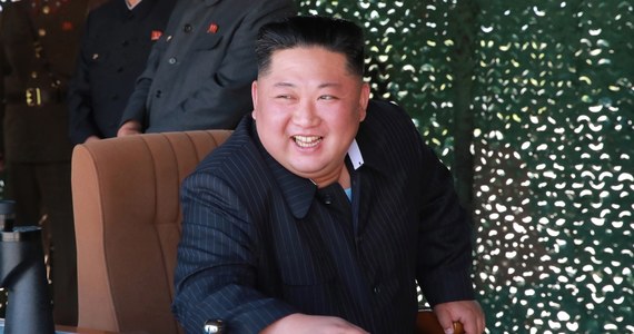 ​Czwartkowe ćwiczenia wojskowe Korei Północnej nosiły nazwę "ostrzał na daleki zasięg" i były nadzorowane przez przywódcę KRLD Kim Dzong Uba - podała Koreańska Centralna Agencja Prasowa (KCNA). Wystrzelenie całego szeregu rakiet potwierdził Pentagon.
