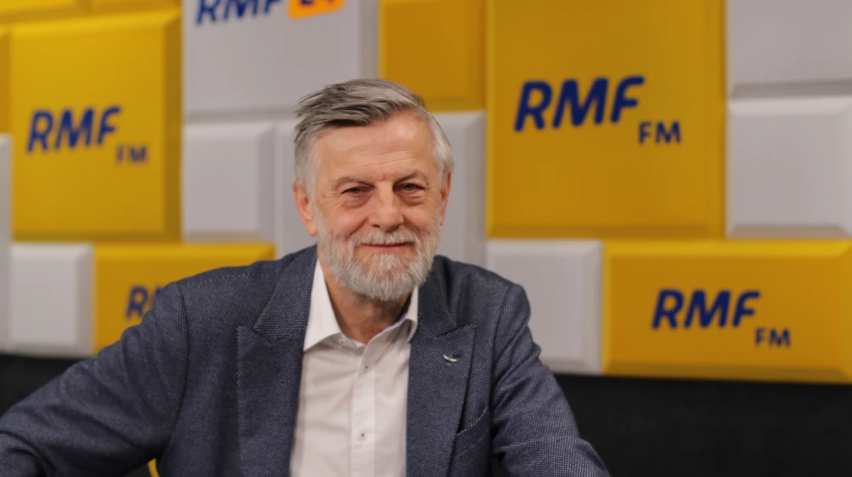 „Mam wrażenie, że mam do czynienia z sytuacją paradoksalną, bo zazwyczaj chodzi o to, żeby władza polityczna nie ingerowała w funkcjonowanie świata akademickiego, a w tym przypadku – być może – sam świat akademicki zaprosił styl konfrontacji politycznej do swojego wnętrza” – tak dr hab. Andrzej Zybertowicz skomentował w Porannej rozmowie w RMF FM decyzję Komisji do Spraw Stopni i Tytułów Naukowych o odmowie przyznania mu tytułu profesora. Dopytywany o to, czym mogła się kierować komisja przy podejmowaniu decyzji, odpowiedział: „Nie znam motywów środowiska i działań zamkniętych, natomiast myślę, że to jest po prostu upadek standardów”.