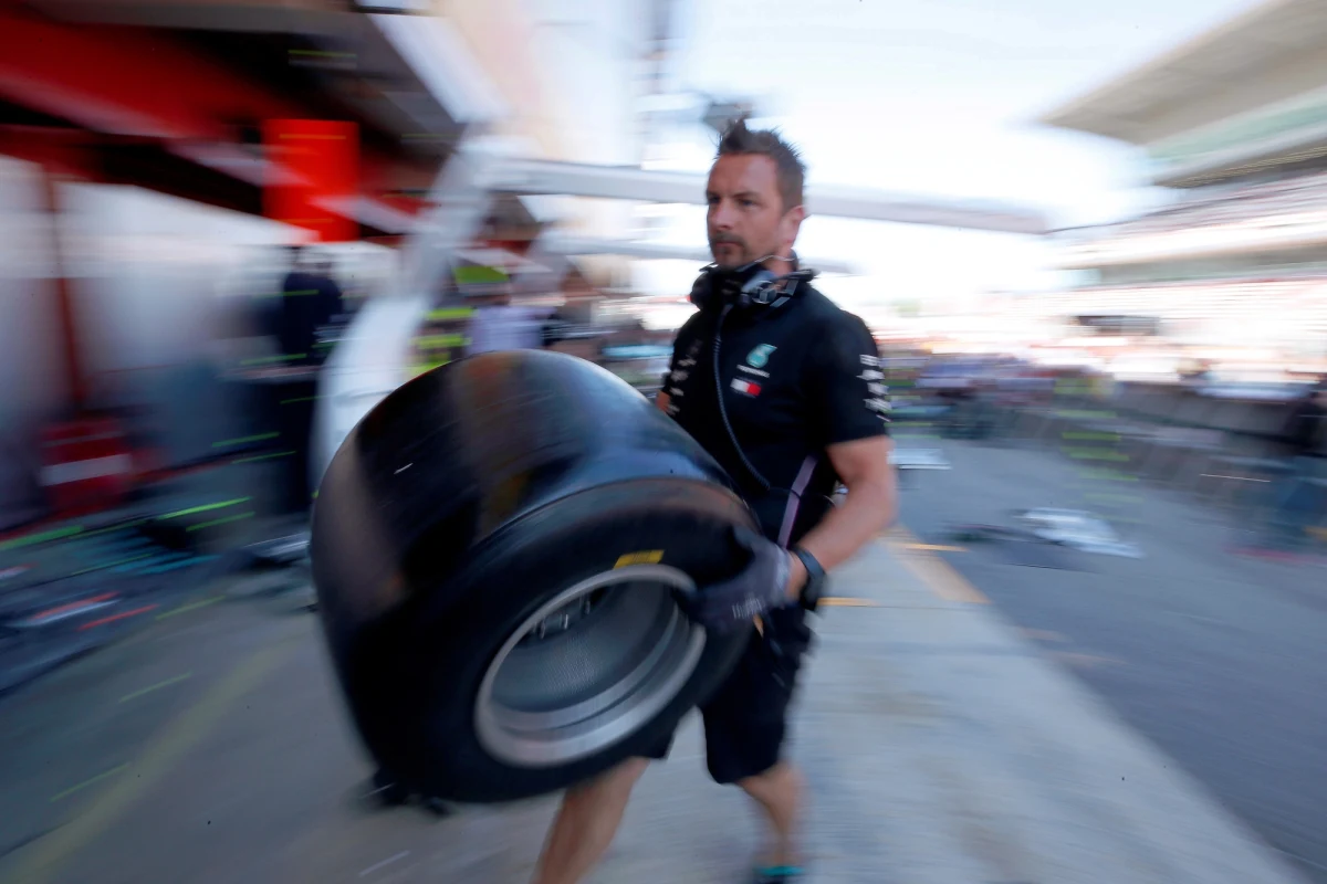 Robert Kubica i George Russell zajęli dwa ostatnie miejsca podczas pierwszego treningu przed niedzielnym wyścigiem Formuły 1 o Grand Prix Hiszpanii. Najlepszy czas uzyskał lider klasyfikacji generalnej kierowców Valtteri Bottas z Mercedesa. Tuż przed końcem treningu z toru wyleciał Lance Stroll (Racing Point), który z impetem uderzył w bandy ochronne.