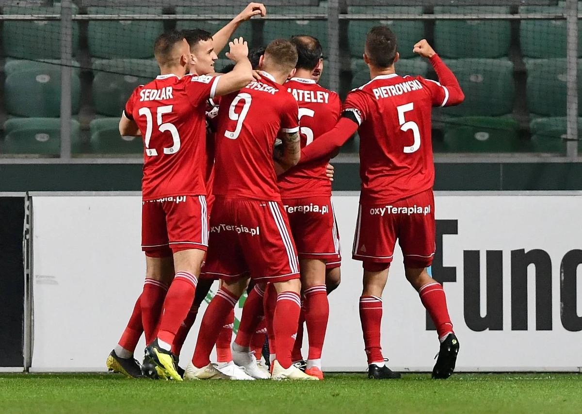 Na trzy kolejki przed końcem rozgrywek Lotto Ekstraklasy wiemy jedno: z elitą żegna się Zagłębie Sosnowiec. Wciąż nieznany jest mistrz, a walka o krajowe trofeum toczy się w ślimaczym tempie. Podobnie jak w zeszłym sezonie, kibice i eksperci mówią o wyścigu żółwi. Dwie drużyny najpoważniej kandydujące do mistrzostwa, czyli Legia i Lechia, przegrały swoje ostatnie mecze. Zwyciężył Piast Gliwice, którego fani coraz głośniej mówią o apetytach na mistrzostwo. Co zatem przed nami w 35. kolejce Lotto Ekstraklasy?