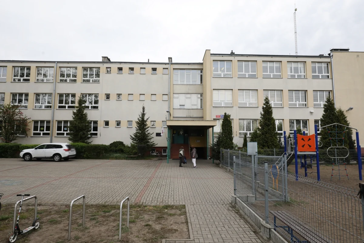 "Wydarzyła się straszna tragedia. Miasto zrobi wszystko, żeby pomóc w tej sytuacji. Oczywiście będziemy też wyciągać z tej tragedii wnioski" - powiedział w piątek prezydent Warszawy Rafał Trzaskowski przed szkołą, w której uczeń śmiertelnie dźgnął nożem kolegę.