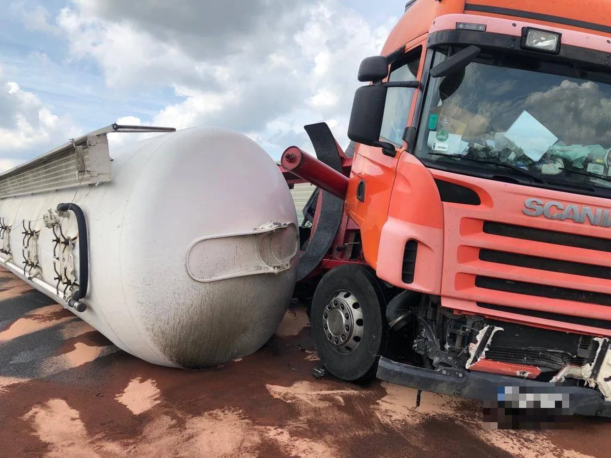 Kilkudziesięciu kierowców wykorzystało korytarz życia na małopolskim odcinku autostrady A4 po wypadku, do którego doszło tuż przed godziną 12:00. Na wysokości Tarnowa zderzyły się dwie ciężarówki i samochód osobowy. Trasa w stronę Krakowa została odblokowana dopiero kilka minut przed 21:00. 