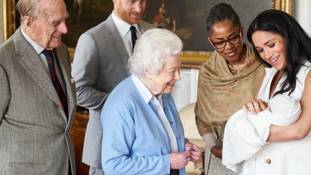 Brytyjskie media biorą pod mikroskop oficjalny status syna księcia Harry’ego i księżnej Meghan, który przyszedł na świat na początku tego tygodnia. 