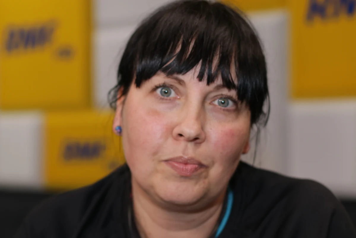 Protestujący pracownicy sądów i prokuratur w miasteczku namiotowym przed Ministerstwem Sprawiedliwości czekają na premiera – mówiła Edyta Odyjas, gość Popołudniowej rozmowy w RMF FM. Przyznała, że protestujący nie wiedzą, czy szef rządu ich odwiedzi, choć został zaproszony na piśmie. "Mobbing, grzyb, szczury, musisz sobie nawet długopis kupić sam, a potem 8 lat zamrożonej pensji. Narastała frustracja, kiedy dociążano nas kolejnymi obowiązkami" – tak warunki pracy w sądach i prokuraturach opisuje przedstawiciela "Solidarności" pracowników sądownictwa. Jej zdaniem, "kodeks pracy nie jest szanowany w wymiarze sprawiedliwości".