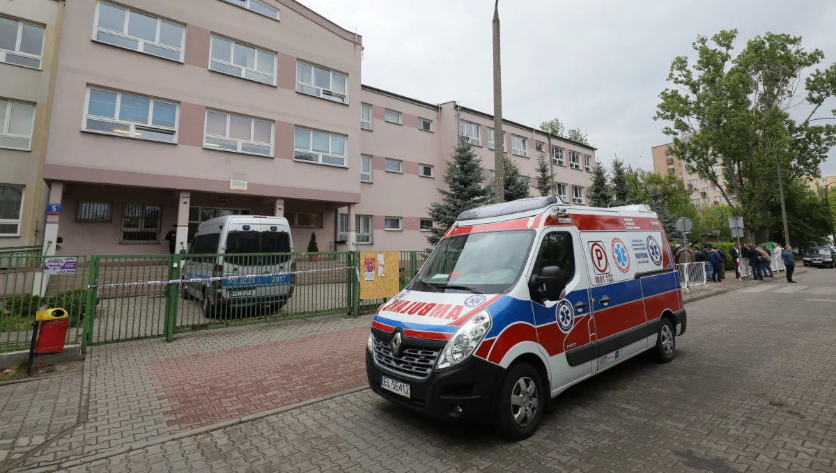 Wszyscy jesteśmy wstrząśnięci tą tragedią - oświadczyła w piątek Agata Kołodziejczyk, dyrektorka szkoły podstawowej nr 195 im. Króla Maciusia I w warszawskim Wawrze, gdzie uczeń śmiertelnie dźgnął nożem kolegę. Jak poinformowała, w poniedziałek do szkoły uczniowie przychodzą zgodnie z planem, a na miejscu zapewnione będzie im wsparcie psychologiczne.