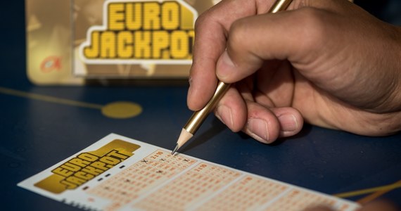 90 mln euro - główna nagroda w europejskiej grze liczbowej Eurojackpot trafi po połowie do Nadrenii Północnej-Westfalii i do Polski. Kumulacja osiągnęła maksymalny pułap po siedmiu tygodniach, w których nikt nie zdobył głównej wygranej.