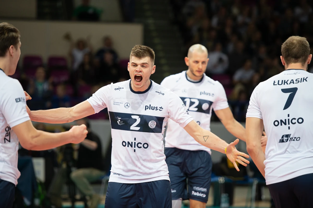 Pięć turniejów w sezonie, w tym trzy wyczerpujące i jeden przesądzający o awansie na igrzyska. To czeka siatkarską reprezentację Polski w najbliższych miesiącach. Rusza sezon reprezentacyjny. Już 16 maja siatkarze spotkają się w Warszawie na badaniach. Później udadzą się na zgrupowanie do Spały. Powołanie dostał także Bartosz Kwolek, który wciąż walczy z kontuzją. O jego zdrowiu, sezonie ligowym i reprezentacyjnym oraz o wyczekiwanym wzmocnieniu reprezentacji z zawodnikiem Onico Warszawa rozmawiał Paweł Pawłowski.