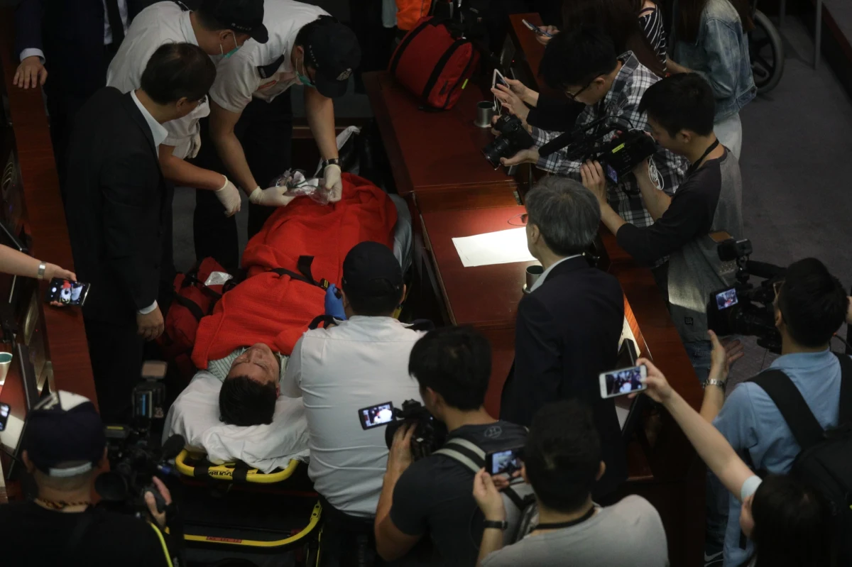 Co najmniej cztery osoby mają obrażenia po sobotniej bójce między prorządowymi i opozycyjnymi deputowanymi w parlamencie w Hongkongu. Polityków poróżnił projekt zmiany prawa o ekstradycji; pięści poszły w ruch, gdyż dwie rywalizujące komisje chciały pracować w tej samej izbie.