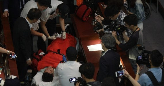 Co najmniej cztery osoby mają obrażenia po sobotniej bójce między prorządowymi i opozycyjnymi deputowanymi w parlamencie w Hongkongu. Polityków poróżnił projekt zmiany prawa o ekstradycji; pięści poszły w ruch, gdyż dwie rywalizujące komisje chciały pracować w tej samej izbie.