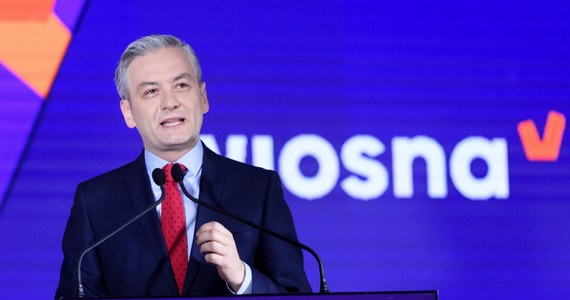 "Dziś Polska nie jest krajem dla kobiet, jest krajem dla biskupów i działaczy partyjnych PiS" – mówił w sobotę Robert Biedroń. "Jest tylko jedna kobieta, która jest w Polsce naprawdę dobrze traktowana. Wystarczy, że domalujesz jej tęczę nad głową i od razu w twoim domu zjawia się policja" – dodał.