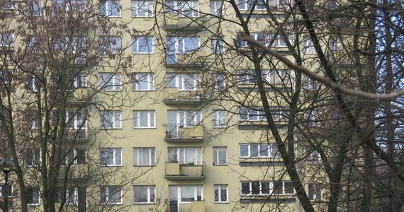20-miesięczne dziecko wypadło z okna znajdującego się na 4. piętrze bloku w Pucku. W stanie ciężkim zostało przetransportowane do szpitala w Gdańsku.