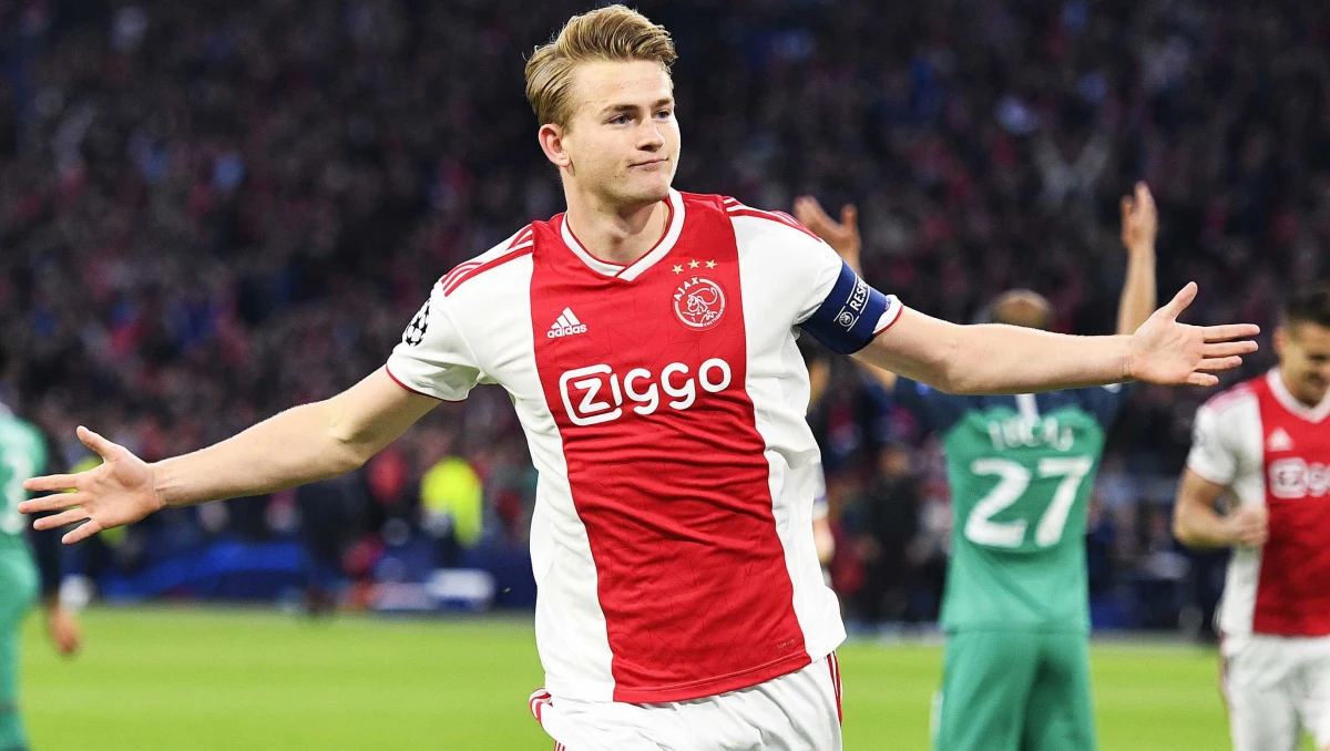 Prawdziwym objawieniem tegorocznej Ligi Mistrzów był holenderski Ajax Amsterdam. Zespół prowadzony przez Erika ten Haga dotarł aż do półfinału, a jedną z gwiazd był środkowy obrońca Matthijs de Ligt. Jak się okazuje, zawodnik mógł już od sezonu grać w Manchesterze United. Ci jednak nie zdecydowali się na transfer z nietypowego powodu.