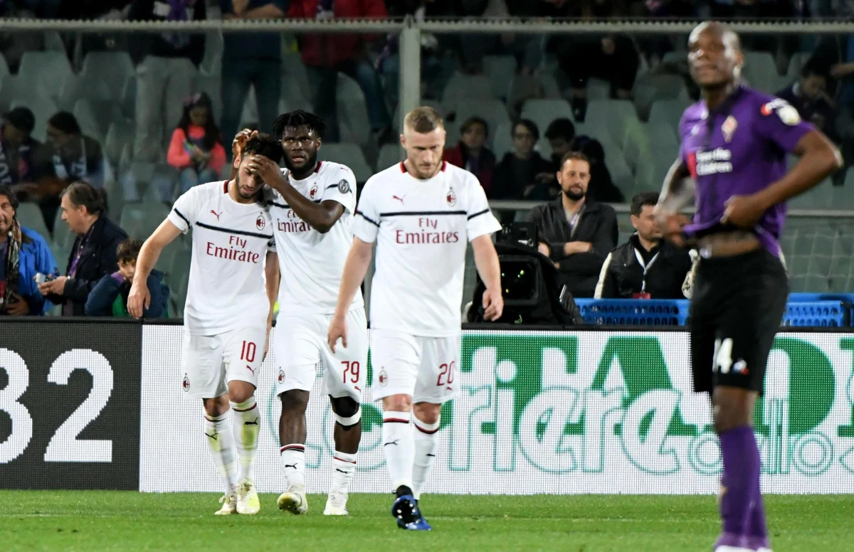 Skromne zwycięstwo AC Milan nad Fiorentiną w 36. kolejce włoskiej Serie A: ekipa z Mediolanu wygrała 1:0, a jedynego gola tego spotkania zdobył Turek Hakan Calhanoglu. Do 74. minuty w ekipie gości grał Krzysztof Piątek, który jednak już w szóstym meczu z rzędu nie zdołał wpisać się na listę strzelców.