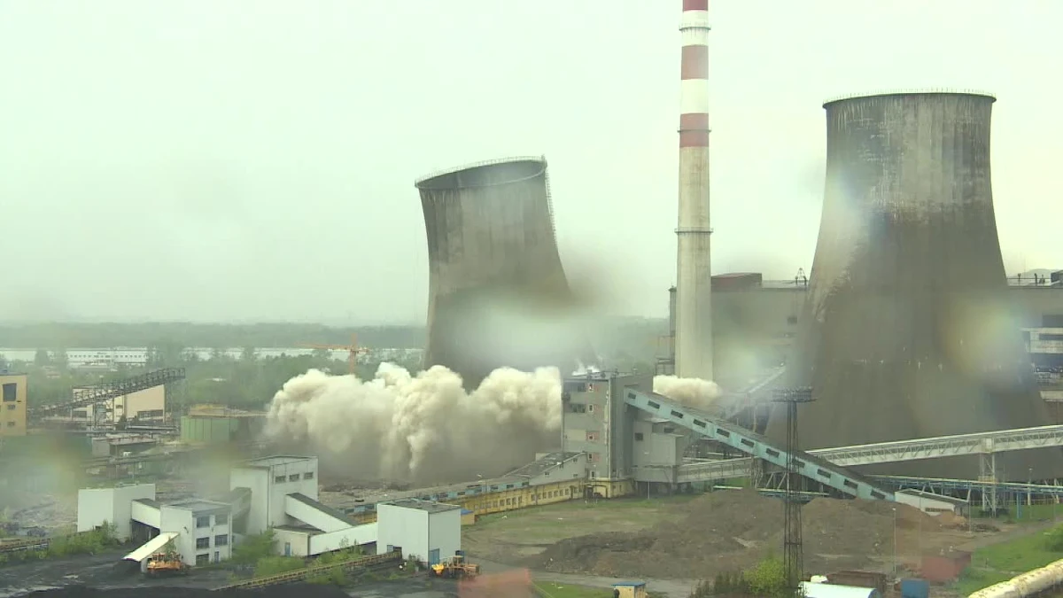 Chłodnia elektrowni „Łagisza” w Będzinie, po kontrolowanej detonacji została zrównana z ziemią. To już czwarte wyburzenie tego typu obiektu na tym terenie. Detonacja odbywała się pod nadzorem techników i służb.