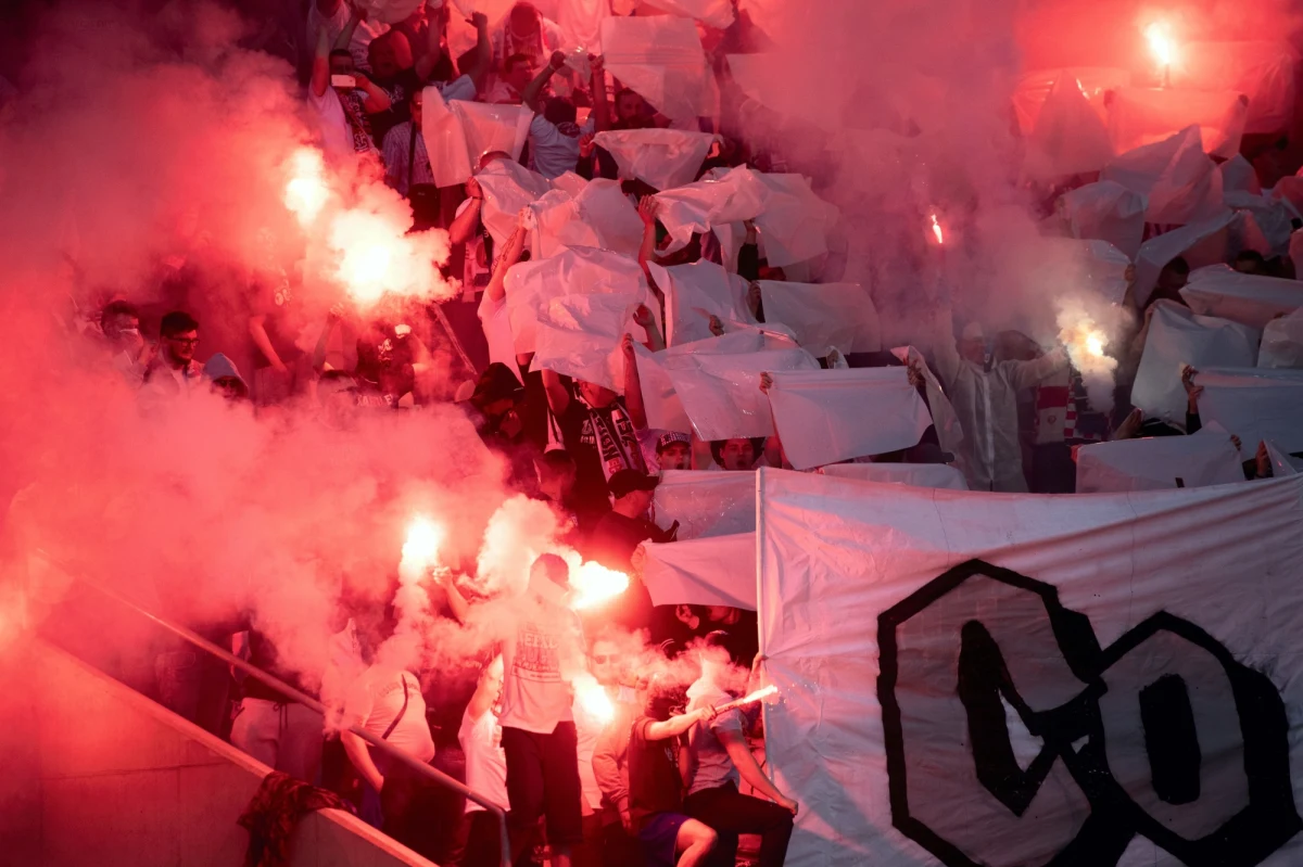 Zakłócenia porządku publicznego, kradzież w sklepie i odpalone race - to bilans fety kibiców ŁKS-u Łódź, którzy świętowali w sobotę powrót swojej drużyny do piłkarskiej Ekstraklasy. Jak ustaliła reporterka RMF FM Agnieszka Wyderka, kilku kibiców zostało ukaranych mandatami za zakłócanie porządku publicznego - nikt nie został zatrzymany.