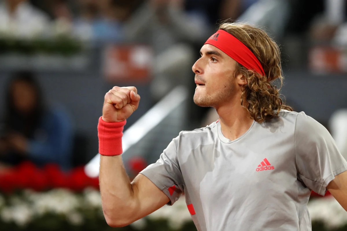 Rozstawiony z "ósemką" Stefanos Tsitsipas pokonał Hiszpana Rafaela Nadala (2.) 6:4, 2:6, 6:3 w półfinale turnieju ATP Masters 1000 na kortach ziemnych w Madrycie (pula nagród 6,5 mln euro). O tytuł Grek zagra z liderem rankingu tenisistów Serbem Novakiem Djokovicem.