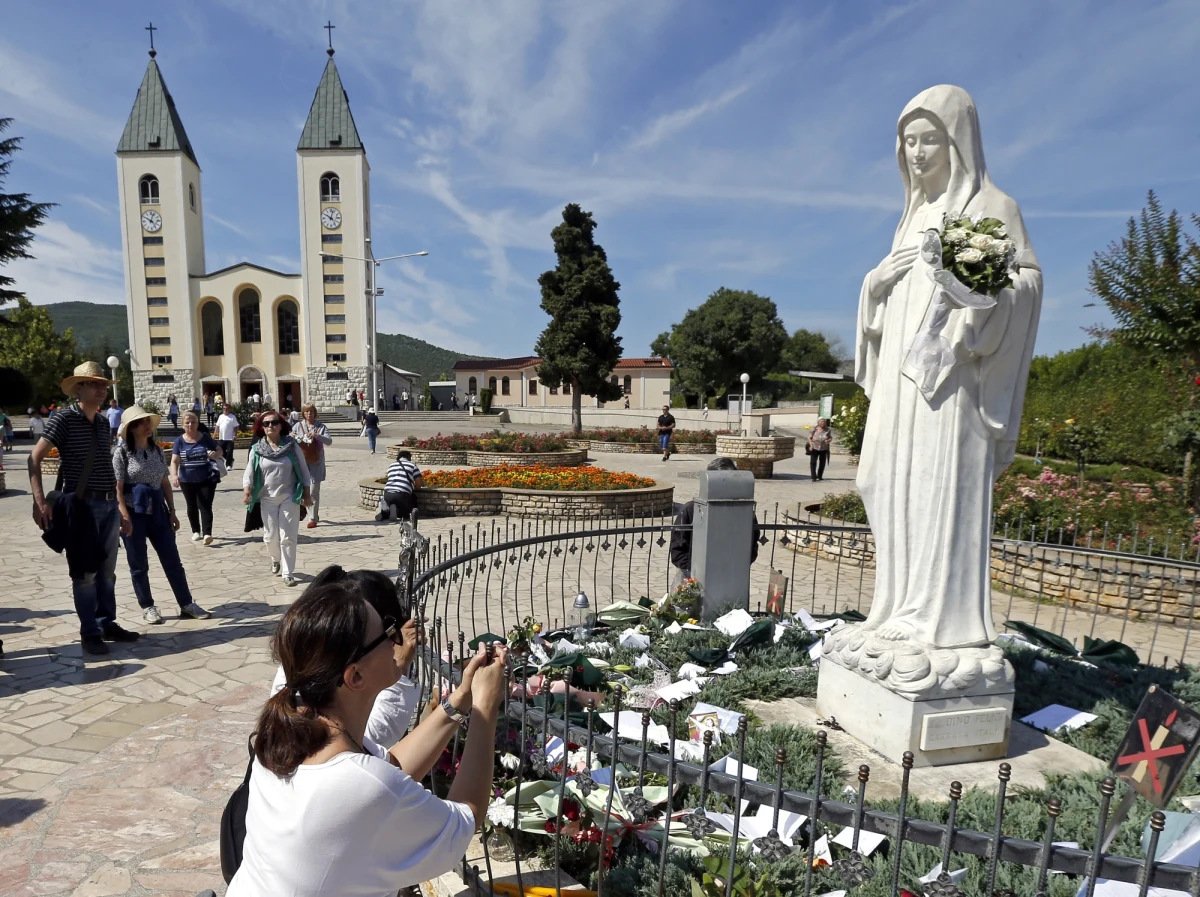 Papież Franciszek zgodził się na organizowanie pielgrzymek do Medjugorje w Bośni i Hercegowinie - poinformował w niedzielę wizytator Stolicy Apostolskiej dla tamtejszej parafii arcybiskup Henryk Hoser oraz nuncjatura apostolska w Sarajewie.